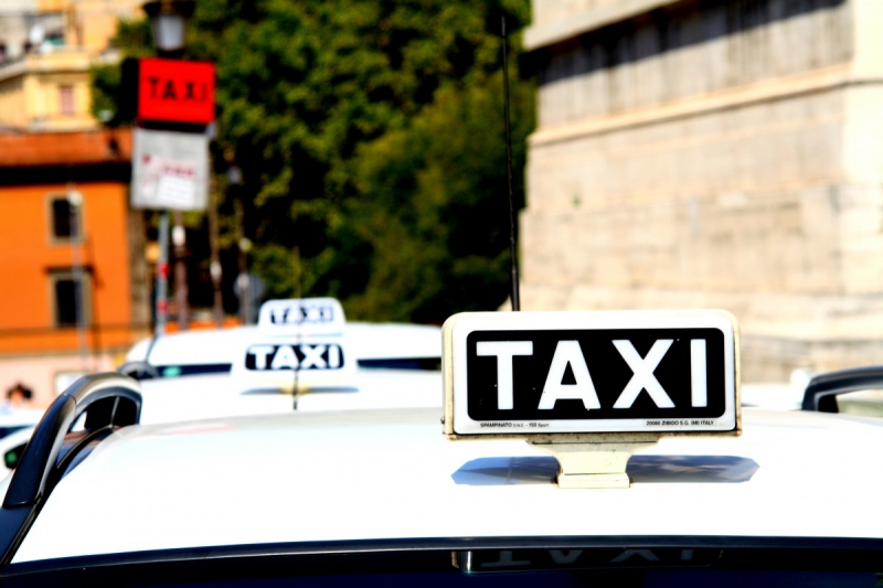 taxis-TOURTOUR-min_taxi_auto_rome_road_white-1051610